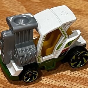 Hot Wheels Tee’d off 2 2014 White and Gray Toy Golf Cart Car with Green Accents